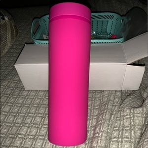 Bright pink matte color. Definitely not slippery